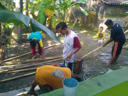 Kerja Bakti Bersih Masjid Pemuda Pedukuhan VI Sanggrahan